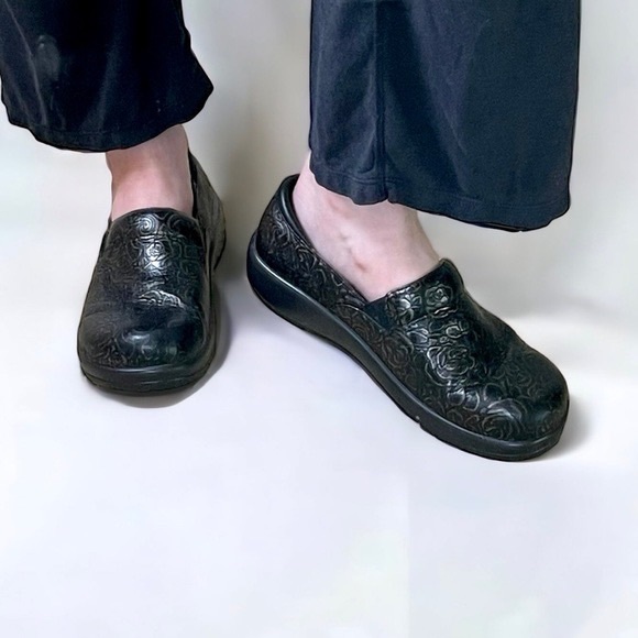 Alegria Women Keli Leather Flutter Black Slip
On Clogs Shoes Floral Tooled 43 - Picture 6 of 12